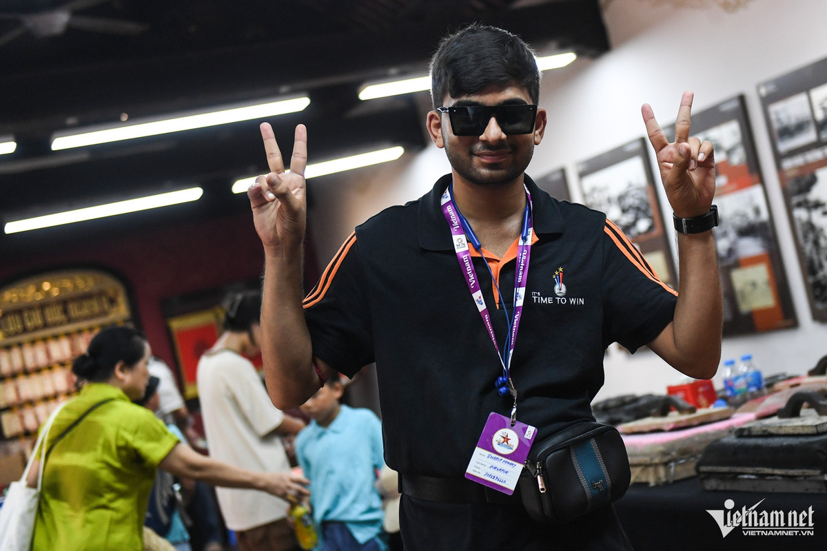 Chương trình du lịch kéo dài 5 ngày 4 đêm không lưu trú ở Ninh Bình và Hạ Long dù các điểm này có trong lịch trình. Họ sẽ dành cả 4 đêm tại Hà Nội tổ chức các hoạt động: hội nghị, tọa đàm, gala dinner... Tại Hà Nội, đoàn tham quan các điểm đến: Lăng Bác, Văn Miếu - Quốc Tử Giám, Nhà tù Hỏa Lò.