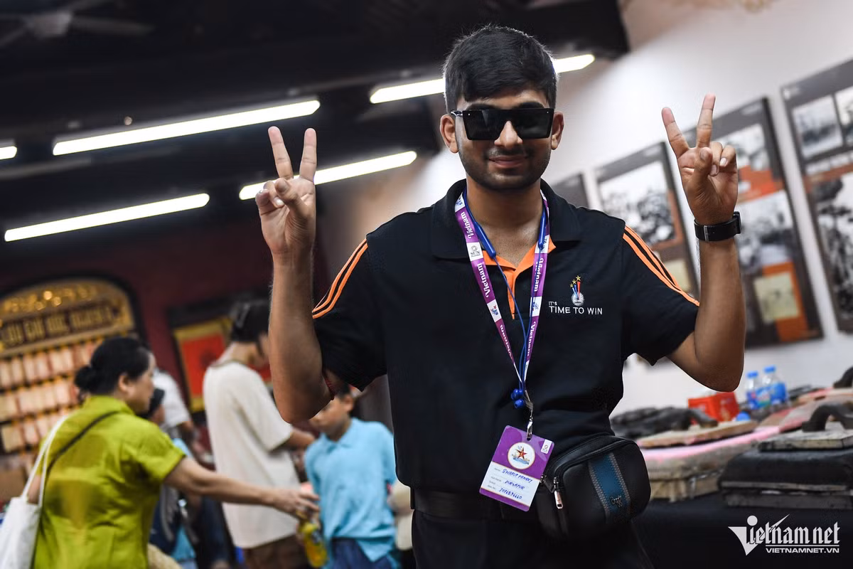 Chương trình du lịch kéo dài 5 ngày 4 đêm không lưu trú ở Ninh Bình và Hạ Long dù các điểm này có trong lịch trình. Họ sẽ dành cả 4 đêm tại Hà Nội tổ chức các hoạt động: hội nghị, tọa đàm, gala dinner... Tại Hà Nội, đoàn tham quan các điểm đến: Lăng Bác, Văn Miếu - Quốc Tử Giám, Nhà tù Hỏa Lò.