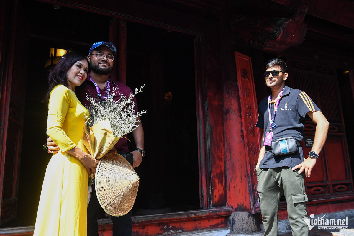 Trước cổng khu di tích, những vị khách Ấn Độ thích thú khi thấy một số phụ nữ Việt Nam trong tà áo dài. Annotam chia sẻ: "Tôi thấy họ mặc trang phục truyền thống rất dịu dàng, nữ tính. Cả đoàn đều tò mò nên hướng dẫn viên đã đặc biệt dừng lại để giới thiệu với chúng tôi về trang phục này".