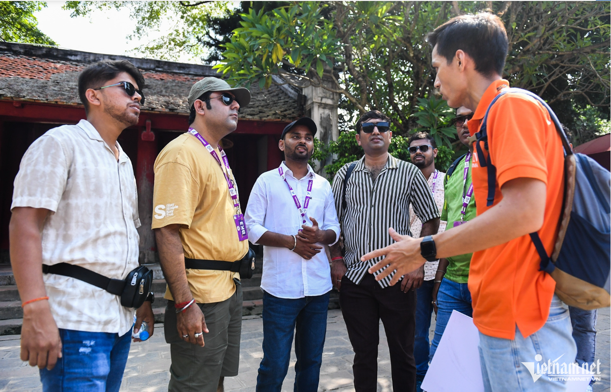 Phần đông du khách trong nhóm này là nam giới. Do lần đầu biết đến mảnh đất hình chữ S, họ rất quan tâm đến lịch sử Việt Nam, tập trung lắng nghe hướng dẫn viên giới thiệu ở mỗi điểm đến.