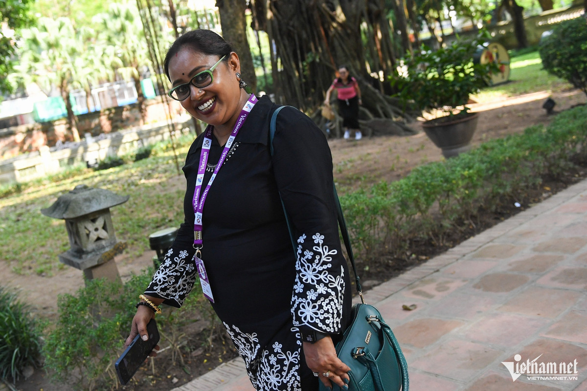 Một nữ du khách thoải mái dạo quanh khuôn viên của Văn Miếu - Quốc Tử Giám. Chị cho biết, đây là lần đầu tiên đến Việt Nam và thấy mọi người thân thiện, vui vẻ. "Tôi rất thích bầu không khí này", chị nói.