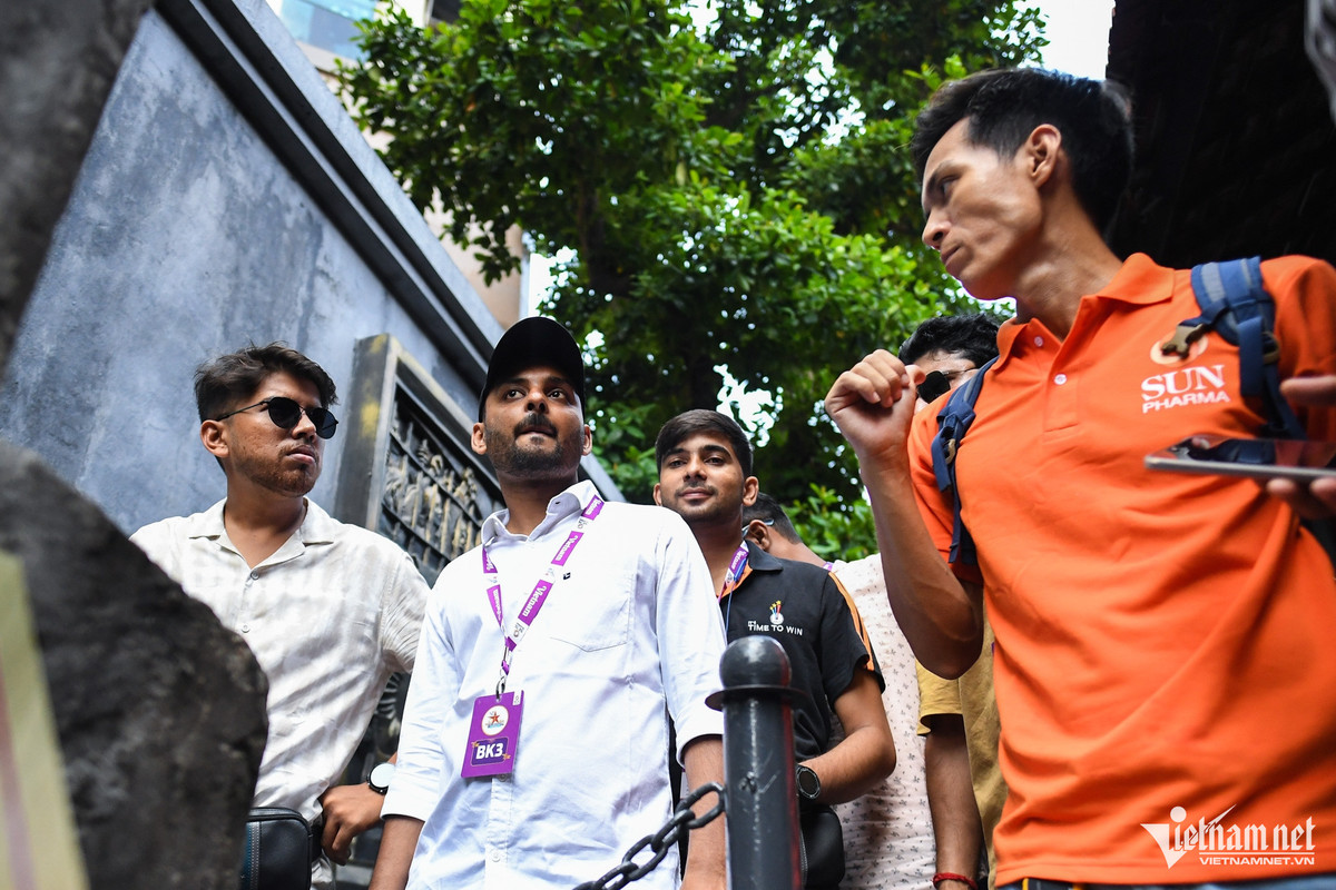 Di tích Nhà tù Hỏa Lò cũng nằm trong lịch trình tham quan chiều 28/8, các vị khách say sưa nghe thuyết minh về những hiện vật được bài trí ở đây.