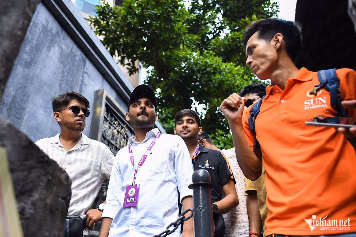 Di tích Nhà tù Hỏa Lò cũng nằm trong lịch trình tham quan chiều 28/8, các vị khách say sưa nghe thuyết minh về những hiện vật được bài trí ở đây.