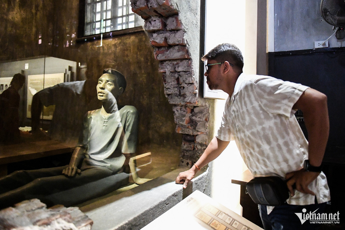 Du khách tò mò ngắm hiện vật và chụp ảnh lưu niệm tại khu di tích.