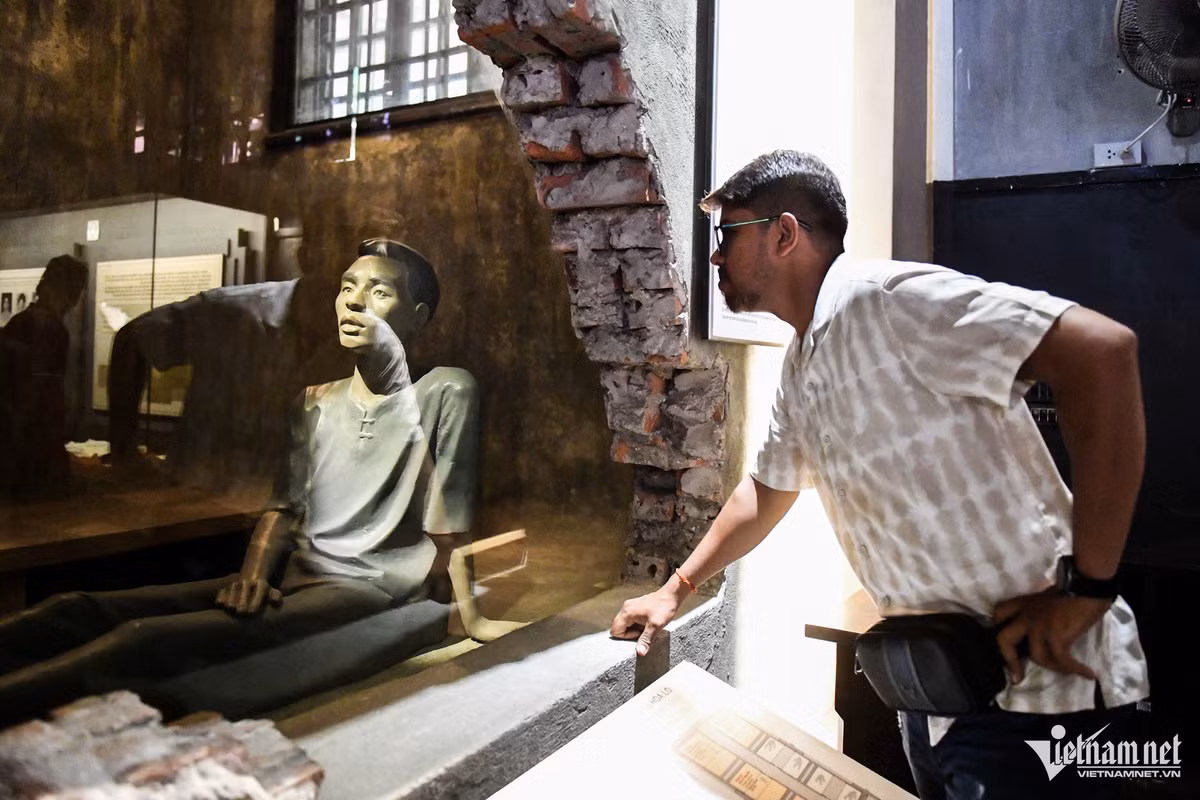 Du khách tò mò ngắm hiện vật và chụp ảnh lưu niệm tại khu di tích.