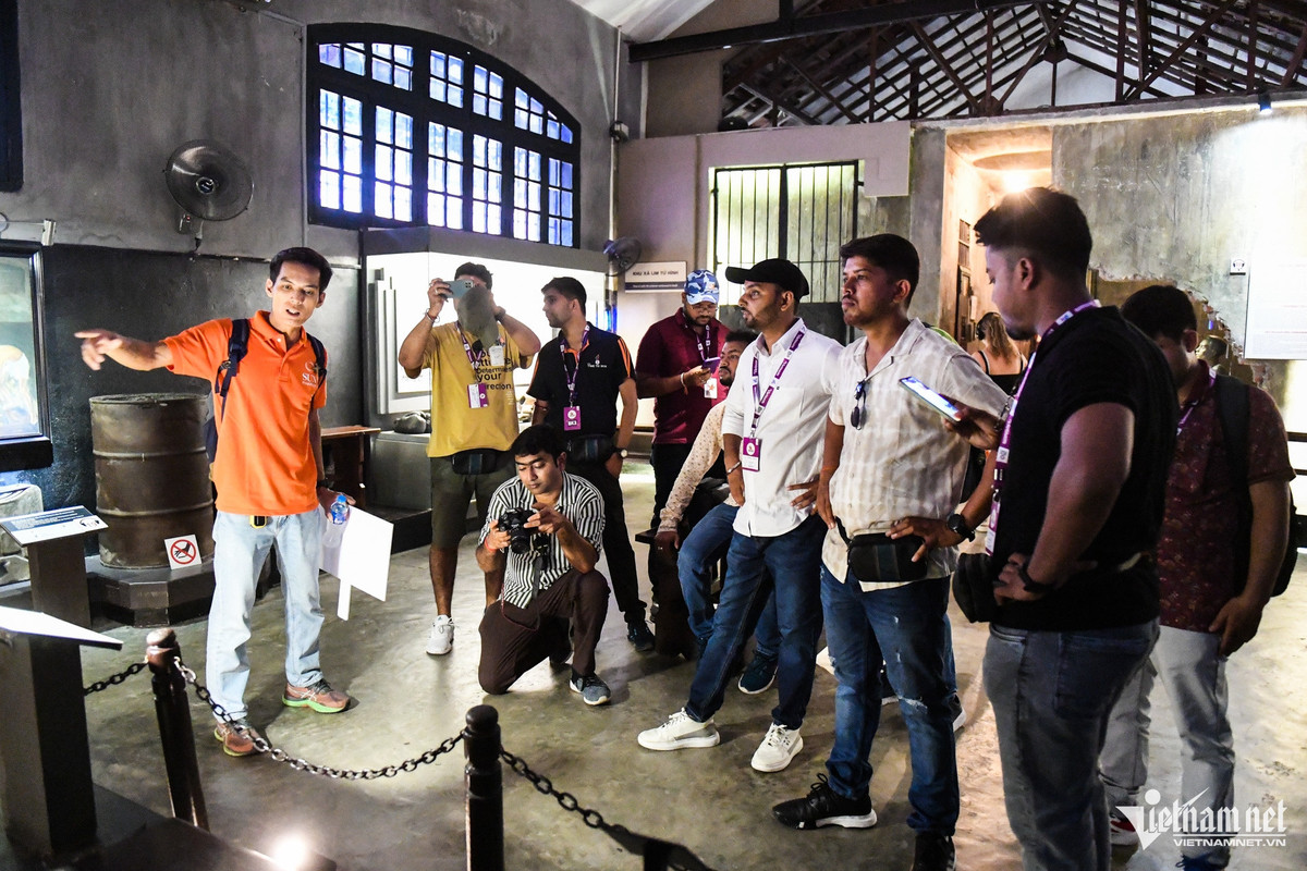 Trong những ngày này, Ban quản lý di tích Nhà tù Hỏa Lò đã bố trí người hướng dẫn tại các điểm khách tham quan, các bảng chỉ dẫn gồm 3 ngôn ngữ: tiếng Việt, tiếng Anh, tiếng Hindi và sắp xếp một số hướng dẫn viên nói tiếng Hindi để chào đón đoàn khách.