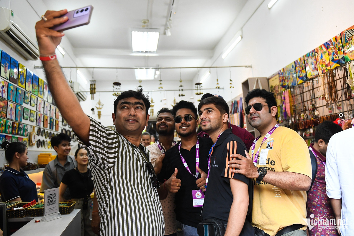 Đoàn khách không quên chụp ảnh, lưu giữ lại những khoảnh khắc đẹp khi đến thăm Hà Nội. Theo các thành viên, họ sẽ tranh thủ khám phá thêm các điểm vui chơi giải trí buổi tối ở Hà Nội, không bỏ phí bất cứ thời gian nào khi ở đây.