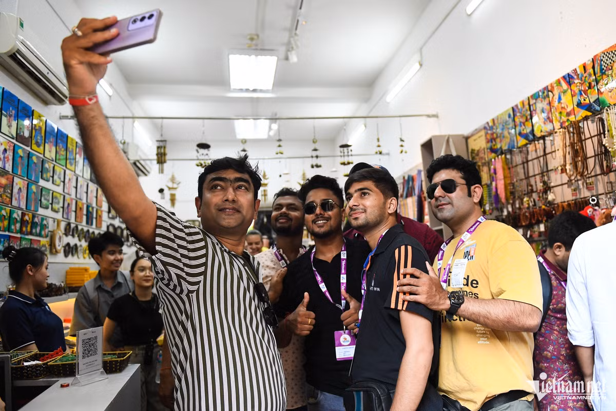 Đoàn khách không quên chụp ảnh, lưu giữ lại những khoảnh khắc đẹp khi đến thăm Hà Nội. Theo các thành viên, họ sẽ tranh thủ khám phá thêm các điểm vui chơi giải trí buổi tối ở Hà Nội, không bỏ phí bất cứ thời gian nào khi ở đây.