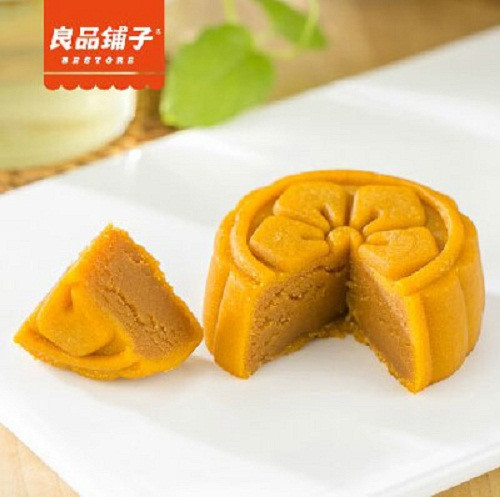 Chiếc bánh trung thu kiểu truyền thống của Trung Quốc năm nay được sáng tạo với vỏ socola nhiều màu đen, trắng, vàng và nhân là bất kỳ một kem bạn thích.