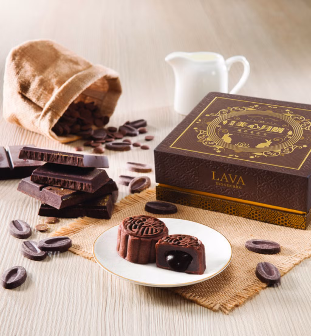 Lớp vỏ bên ngoài cũng được làm từ nhiều vị khác nhau như socola, trà xanh, đậu đỏ, đậu phộng, bánh kem...