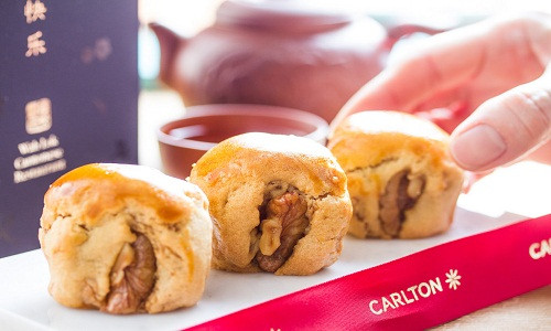 Trong đó, đặc biệt nhất là chiếc bánh Mini Walnut Moontart có nhân bằng mứt sen và trứng muối. Lớp vò giòn tan, thơm lừng còn được nhà sản xuất kết hợp cùng quả óc chó.