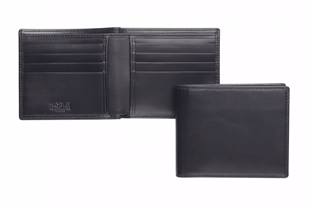 Đen là màu sắc phổ biến khi mọi người chọn màu ví tiền. Màu đen đại diện cho sự ổn định, mở ra cơ hội làm giàu cũng như giúp chủ sử dụng không tiêu tiền một cách phung phí.