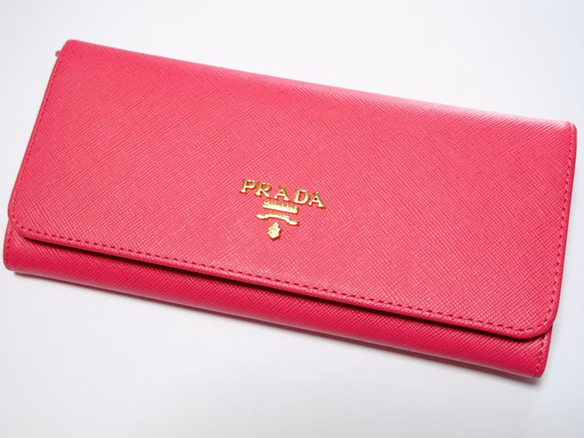 Chiếc ví màu hồng rất phù hợp với phụ nữ độc thân. Nó mang lại nhiều may mắn trong tình yêu cho người sử dụng. Hơn thế, bạn sẽ có thêm nhiều tiền khi sử dụng chiếc ví này thường xuyên.