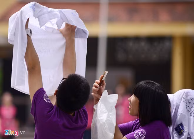 Những chiếc áo trắng với dòng lưu bút này sẽ được các bạn trẻ giữ gìn làm kỷ niệm.