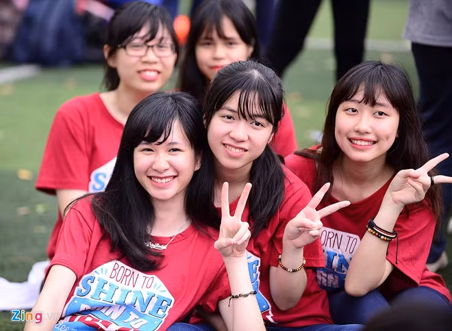 "Tới đây, chúng em mỗi đứa một nơi nên phải tranh thủ ghi lại những khoảnh khắc này", một bạn nữ chia sẻ. 