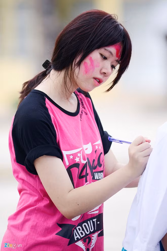 Cùng viết những lời nhắn nhủ, yêu thương với mục đích động viên nhau trong kỳ thi sắp tới vào đại học.