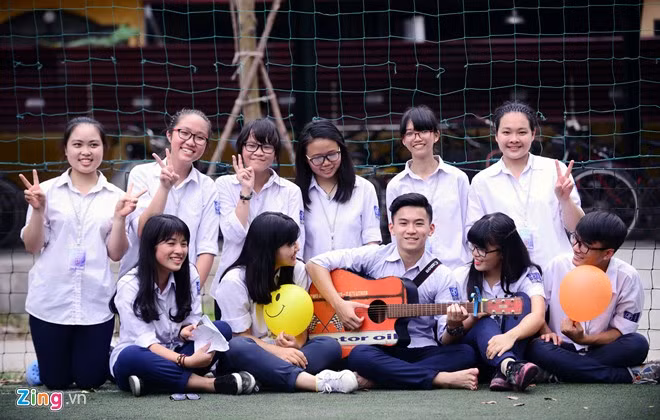 Khối 11 chơi đàn cổ vũ phía ngoài sân tạo nên không khí vô cùng sôi động, đậm chất học trò.