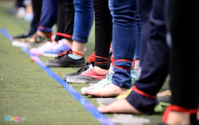 Ngoài múa hát, nhảy, các bạn trẻ còn tổ chức những trò chơi thể thao trên sân trường nhiều kỷ niệm.