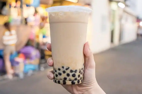 Một ly trà sữa 750ml có thể chứa lượng đường gấp 5 lần những lon nước ngọt có ga. Trong khi đó, lượng đường một người hấp thụ mỗi ngày không được vượt quá 50g, tốt nhất nên giữ ở mức dưới 25g. Nữ sinh uống trà sữa mỗi ngày khiến cơ thể mắc bệnh tiểu đường là điều sớm muộn. Ảnh minh họa.