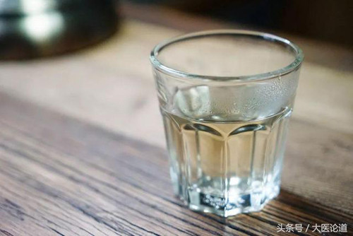 1. Nước. Nước không chỉ giúp con người tồn tại mà còn là yếu tố góp phần kéo dài tuổi thọ. (Ảnh: IFeng, Boldsky, minh họa)