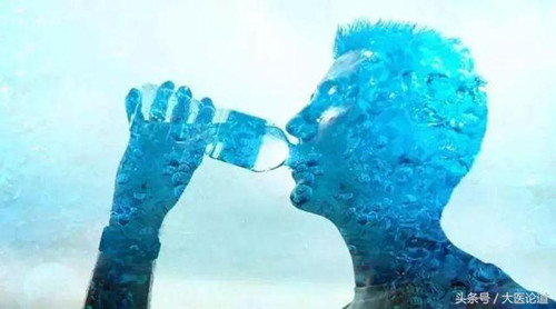 Ngoài việc bổ sung lượng nước phù hợp, bạn nên chú ý đến 4 thời điểm tốt nhất để uống nước mỗi ngày. Cụ thể, nên uống 1 cốc nước vào buổi sáng để nhuận tràng và làm ẩm ruột. Uống nước sau giấc ngủ trưa giúp chống lại cơn buồn ngủ, hạ mỡ máu.