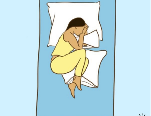 Tư thế cánh cung là tư thế ngủ tốt nhất. Nó giúp làm giảm lực của tâm trái đất lên cơ thể, khiến bạn cảm thấy thư thái và dễ chịu. Bên cạnh đó, bạn nên nằm nghiêng phải để giảm áp lực lên tim.