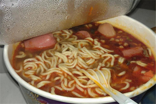 Mì gói. Mì gói không được coi là thực phẩm bổ dưỡng song hương vị hấp dẫn, tiện lợi, nóng hổi nên nhiều người lựa chọn làm đồ ăn sáng. Vậy nhưng, bạn nên hạn chế loại thực phẩm này bởi chúng chứa lượng calo rất cao, 100g mì ăn liền có thể chứa tới 480 kcal. Ăn nhiều mì gói sẽ không có lợi cho việc giảm cân.