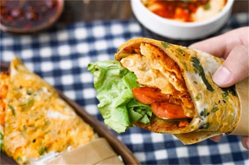 Bánh xèo. Bánh xèo có cấu tạo gồm lớp bột bên ngoài, bên trong có tôm, thịt, giá đỗ, khoai tây, hẹ... Tất cả được rán vàng, đúc thành hình tròn hoặc gấp lại thành hình bán nguyệt. Kết hợp từ nhiều nguyên liệu, bánh xèo mang lại hương vị thơm ngon, hài hòa.