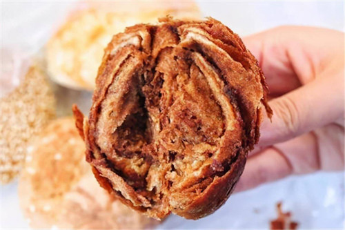 Bánh rán đường. Bánh rán được làm từ các nguyên liệu như bột mì, mè, đường nâu và một số gia vị khác, chiên dầu để làm chín. Vị ngọt bùi, giòn dẻo của bánh rán được nhiều người yêu thích, chọn làm món ăn sáng.