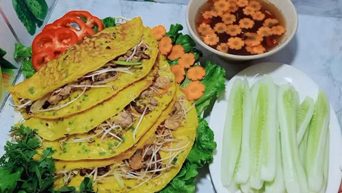 Tuy vậy, bánh xèo lại chứa khá nhiều calo. Trung bình, một chiếc bánh xèo 100g có thể chứa tới 400kcal. Lượng calo này tương đương 6 bát cơm. Vì vậy, bạn nên hạn chế lượng bánh ăn vào, tránh nạp quá nhiều calo khiến cân nặng khó kiểm soát.