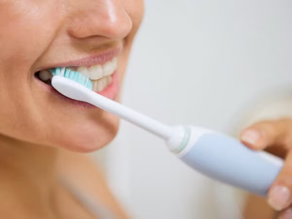 Ngược lại, mắc các vấn đề sức khỏe như bệnh dạ dày, bệnh chuyển hóa... có thể khiến hơi thở có mùi hôi, đánh răng kỹ cũng khó cải thiện.