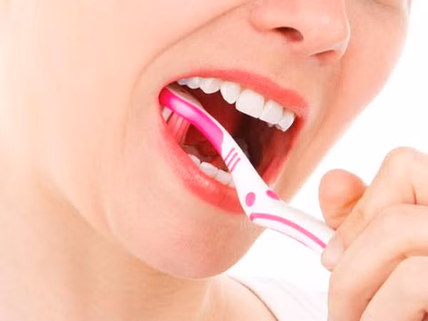 Ít tiết nước bọt. Nước bọt có tác dụng kháng khuẩn, diệt khuẩn.