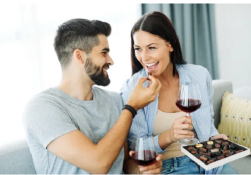 Ăn socola. Từ lâu, chuyên gia sức khỏe ghi nhận lợi ích của việc ăn socola đen (socola được làm từ 70% ca cao trở lên). Cụ thể, chúng chứa chất chống oxy hóa tự nhiên flavonoid, góp phần cải thiện sức khỏe tim mạch và giảm viêm. (Ảnh: Paperkites)