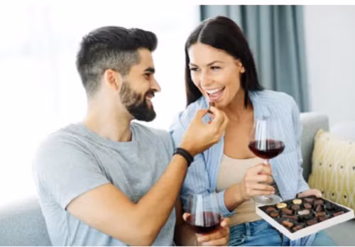 Ăn socola. Từ lâu, chuyên gia sức khỏe ghi nhận lợi ích của việc ăn socola đen (socola được làm từ 70% ca cao trở lên). Cụ thể, chúng chứa chất chống oxy hóa tự nhiên flavonoid, góp phần cải thiện sức khỏe tim mạch và giảm viêm. (Ảnh: Paperkites)