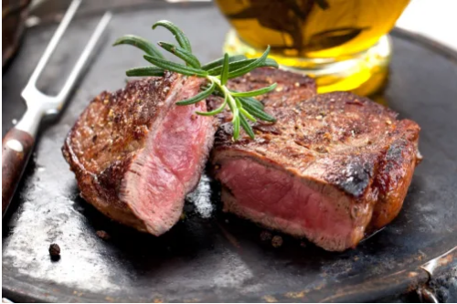 Ăn thịt đỏ. Từ lâu, thịt đỏ bị gắn mác “không nên ăn nhiều” bởi chúng chứa lượng lớn chất béo bão hòa, làm tăng nồng độ cholesterol trong máu. Tuy nhiên, bác sĩ phẫu thuật chỉnh hình Kellie. Middleton khuyên “thỉnh thoảng nên ăn thịt đỏ để nhận nhiều lợi ích sức khỏe”. (Ảnh: Shutterstock)