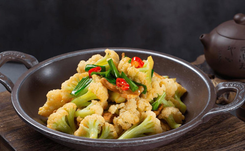 3. Súp lơ. Tương tự bắp cải, súp lơ rất tốt cho sức khỏe song không nên gọi món ở các nhà hàng.