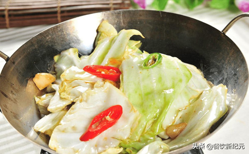  2. Bắp cải. Bắp cải là nguyên liệu dễ kiếm, thường xuất hiện trong thực đơn của nhiều quán ăn. Bắp cải chứa nhiều dưỡng chất có lợi, nhìn chung không gây hại cho sức khỏe khi sử dụng.