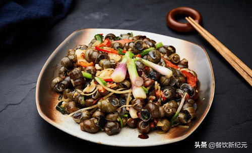 5. Ốc xào. Ốc xào là món phổ biến ở các nhà hàng, quán ốc. Điều đáng bàn, nhà hàng phục vụ số lượng lớn ốc, rất khó có thể làm sạch bề mặt từng con một. Người ta thường chỉ rửa qua rồi luộc, xào với nước sốt. Bằng cách này, lượng lớn vi khuẩn, ký sinh trùng có thể bám trụ trên bề mặt vỏ ốc.