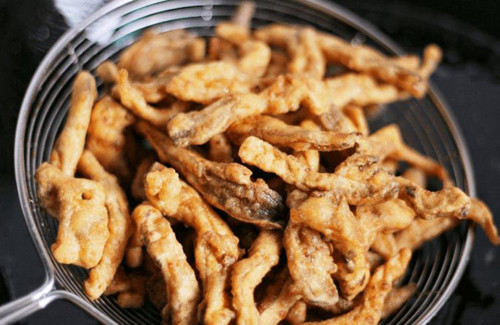 6. Nấm chiên. Nấm có thể được phục vụ ở những nhà hàng sang trọng lẫn quán ăn bình dân. Về giá trị dinh dưỡng, nấm tốt cho sức khỏe. Tuy vậy, để có được lợi ích này, bạn nên mua về tự chế biến thay vì ăn ở hàng.