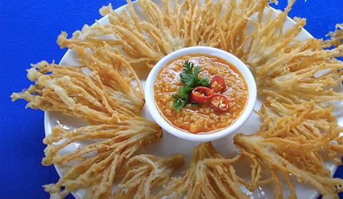 Được biết, nấm dễ ngấm nước. Để đảm bảo hương vị, thẩm mỹ cho món ăn, các đầu bếp rất ít khi rửa kỹ nấm bằng nước. Họ chỉ rửa qua rồi chế biến. Điều này rất đáng lo ngại bởi nấm thu hút rất nhiều vi khuẩn trong quá trình sinh trưởng. Ngay cả chiên nấm ngập dầu cũng khó có thể loại bỏ hoàn toàn những vi khuẩn này.