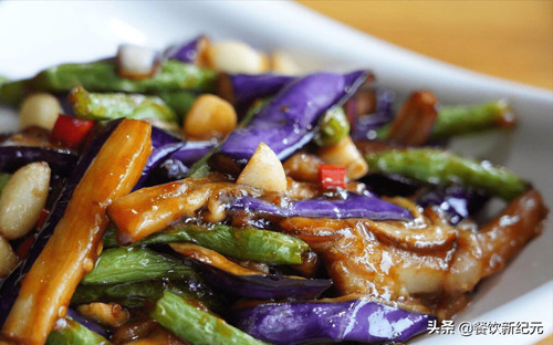 4. Cà tím. Cà tím ngâm nước rất dễ úng. Để món ăn bắt mắt, các nhà hàng chỉ rửa qua với nước rồi cắt nhỏ cho vào chế biến. Sơ chế như vậy khiến các loại bọ nhỏ có thể lẫn vào món ăn.