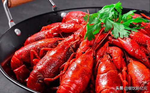 1. Tôm càng. Tôm càng không chỉ giàu dinh dưỡng mà có thể chế biến nhiều món, hương vị hấp dẫn nên được nhiều người ưa thích. Vậy nhưng nếu muốn thưởng thức món này, bạn nên tự chế biến ở nhà thay vì ăn ở nhà hàng. Tôm càng bị liệt vào món ăn hàng bẩn nhất bởi kích thước, cấu tạo cơ thể của chúng rất khó làm sạch lượng lớn. (Ảnh: 163.com)