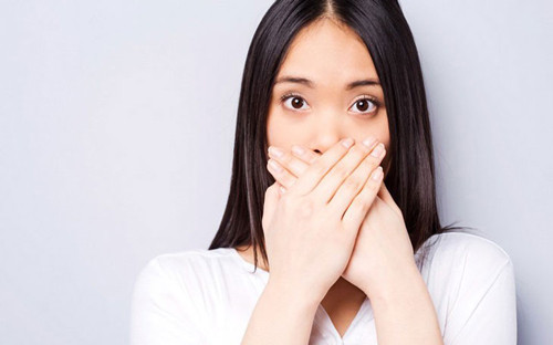 Nấc liên tục. Nấc cụt là dấu hiệu thường thấy trước khi tình trạng xuất huyết não xảy ra. Nguyên nhân bởi xuất huyết não ảnh hưởng đến các dây thần kinh ở đường tiêu hóa, gây rối loạn chức năng tiêu hóa.