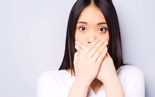 Nấc liên tục. Nấc cụt là dấu hiệu thường thấy trước khi tình trạng xuất huyết não xảy ra. Nguyên nhân bởi xuất huyết não ảnh hưởng đến các dây thần kinh ở đường tiêu hóa, gây rối loạn chức năng tiêu hóa.