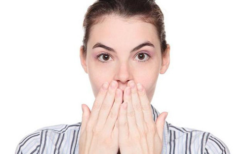 Bên cạnh đó, xuất huyết não cũng gây hiện tượng chèn ép các dây thần kinh giao cảm ở cổ, gây hiện tượng nấc cụt.