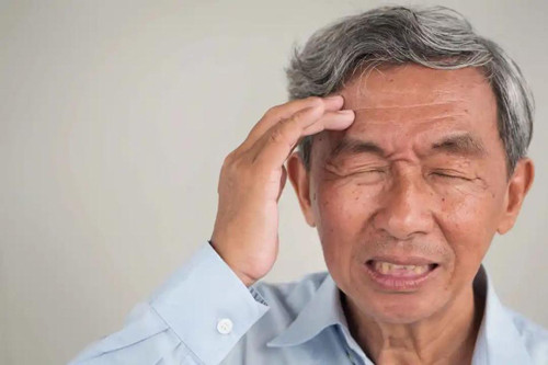 Đau đầu dữ dội. Trước khi tình trạng xuất huyết não xảy ra, hầu hết người bệnh sẽ có triệu chứng đau đầu. Không giống trường hợp đau đầu thông thường, đau đầu do xuất huyết não dữ dội kèm theo tình trạng chóng mặt, buồn nôn và nôn. Nếu xuất huyết ở tiểu não, bệnh nhân cảm thấy đau nhói vùng chẩm sau.