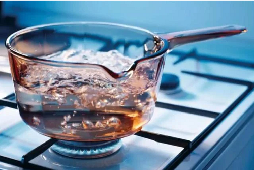 Nước đun lại nhiều lần cũng từng bị đồn thổi chứa nitrit; cơ thể tích lũy nhiều có thể gây ung thư. Đây là thông tin phản khoa học. Thực tế, một phần nitrat trong nước dễ dàng chuyển hóa thành nitrit ở nhiệt độ cao và thiếu oxy. Tuy vậy, thực nghiệm cho thấy hàm lượng nitrit trong nước sạch rất thấp, khoảng 0,007mg/L. Đun sôi vài lần nitrit tăng lên mức 0,021mg/L.