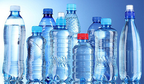 Nước đóng chai sau khi mở nắp cũng nên uống càng sớm càng tốt, để lâu sẽ khiến nước nhiễm khuẩn, vi sinh vật. Dù vậy, loại nước này không có khả năng gây ra vấn đề sức khỏe nguy hiểm như ung thư.