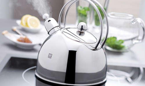 Theo các tiêu chuẩn liên quan đến chất lượng nước ở Trung Quốc, hàm lượng nitrit trong nước uống được giới hạn ở mức ≤1 mg/L. Điều này có nghĩa nước đun sôi nhiều lần cũng khó vượt qua giới hạn an toàn. Có thể nói, hai loại nước trên không “nuôi” tế bào ung thư như nhầm tưởng. Chuyên gia sức khỏe chỉ ra có hai loại nước phổ biến sau mới thực sự “nuôi” mầm ung thư: