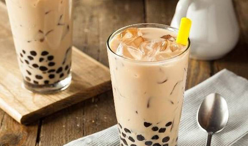 Nghe bác sĩ thông báo, nhiều người cảm thấy khó hiểu khi nữ sinh mới 23 tuổi đã mắc “bệnh người già”. Đến khi bệnh nhân hồi tỉnh, bác sĩ tìm hiểu thói quen ăn uống của cô gái, nhận định sở thích uống trà sữa là căn nguyên vấn đề. (Ảnh: ABLW)